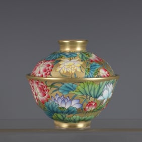 A gold background pastel lotus pattern cover bowl made in the Qianlong period of the Qing Dynasty