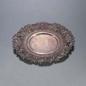 A silver pattern plate