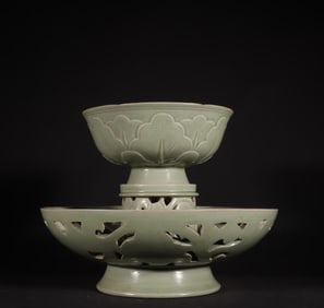 A five-generation Yue kiln secret color celadon hollow banana leaf peony pattern cup holder