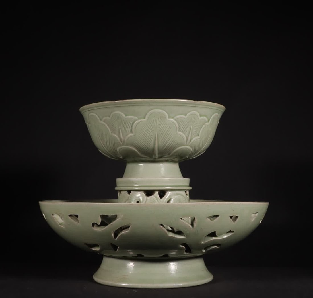 A five-generation Yue kiln secret color celadon hollow banana leaf peony pattern cup holder: Five generations of Yue kiln secret color celadon hollow banana leaf peony pattern cup holder SIZE: Height 17cm width 23.5cm (The Dimensions Of All Batches Are Manually Measured.If You Need More Detai