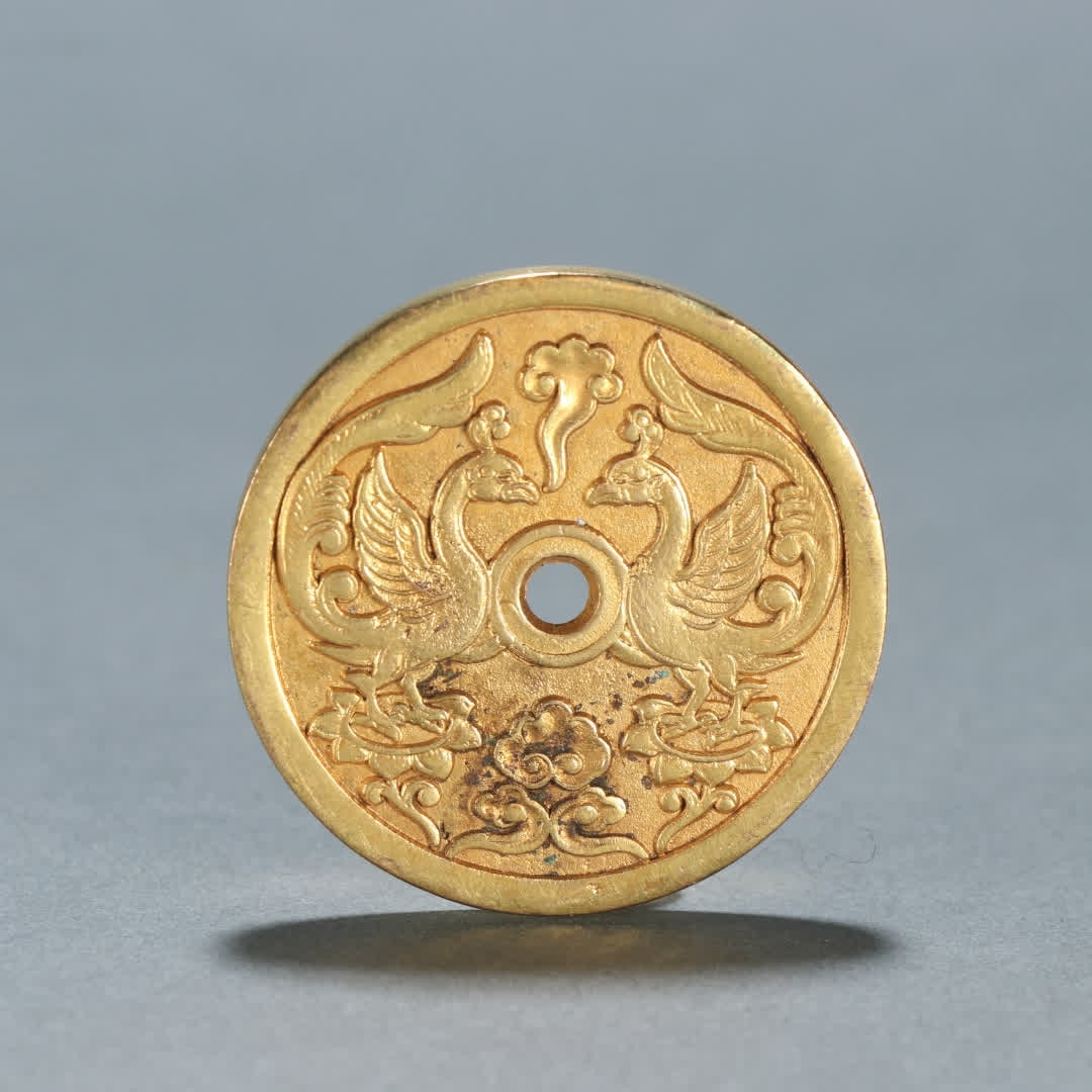 A copper gilt double phoenix pattern flower money: Bronze gilt double phoenix pattern flower money SIZE: Diameter 4.3cm Weight 32.8g (The Dimensions Of All Batches Are Manually Measured.If You Need More Detailed Information, Please Contact Our Custome