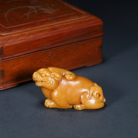 Qing Dynasty Tian Huangshi Auspicious Beast Ornament (Mahogany Carved Storage Box)
