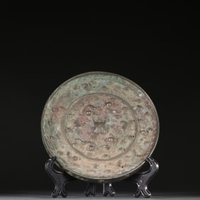 A bronze mirror of sea beast grapes