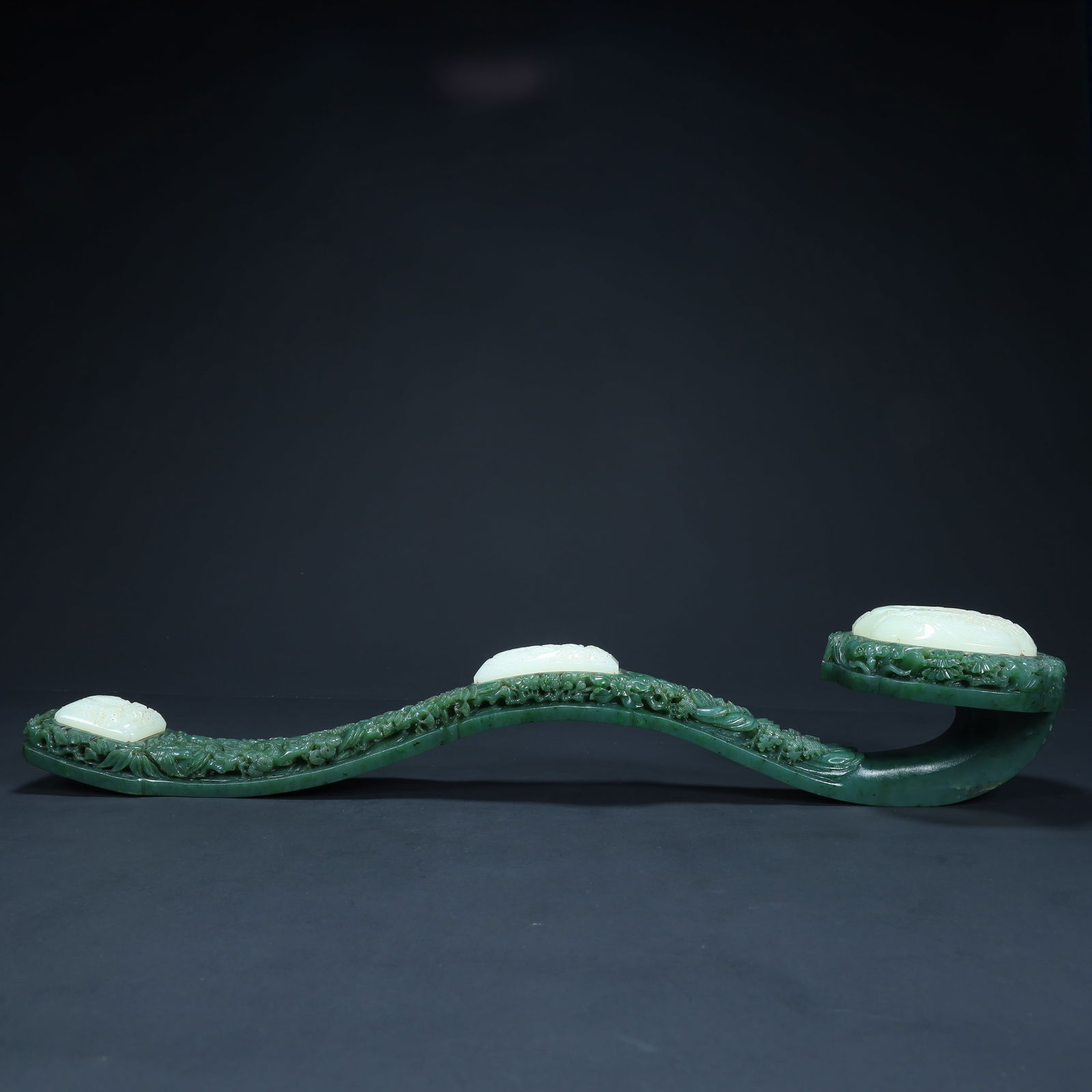Qing Dynasty jasper inlaid white jade ruyi ornament: Qing Dynasty jasper inlaid white jade ruyi ornament Height 8cm, length 44.5cm, width 11cm, weight 1.6kg (The Dimensions Of All Batches Are Manually Measured.If You Need More Detailed Information, Plea