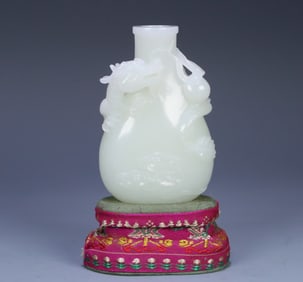 A Qing Dynasty Hetian jade dragon bead vase