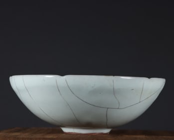 A Song Dynasty official kiln moon white glazed sunflower mouth bowl