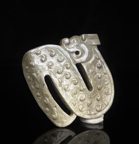 A Han Dynasty jade curved dragon