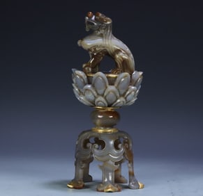 A piece of Liao gold agate three-legged lotus beast button stove