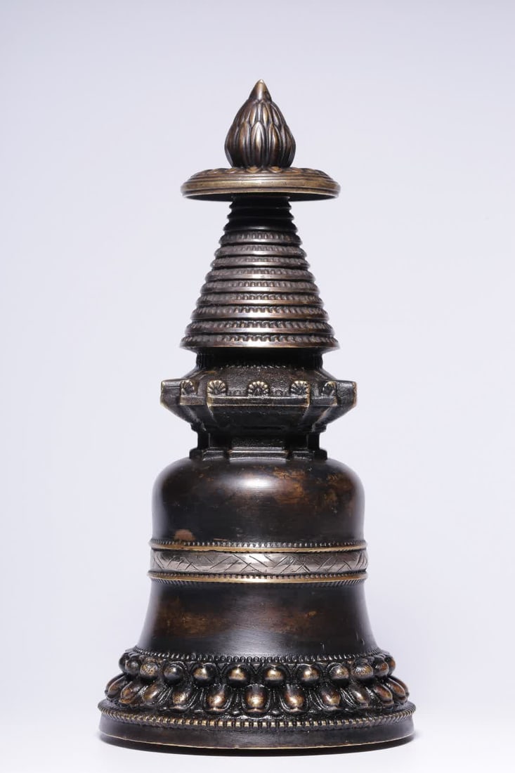 A Qing Dynasty alloy copper and silver kadang pagoda: Qing Dynasty alloy copper silver kadang pagoda SIZE: Height 16.5cm diameter 7.5cm Weight 483g (The Dimensions Of All Batches Are Manually Measured.If You Need More Detailed Information, Please Contact