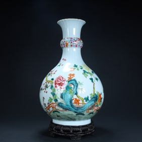 Qing Dynasty pastel floral pattern melon edge bottle