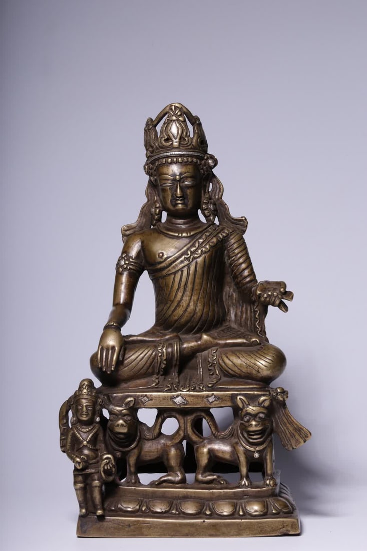 A seated Buddha statue of the Qing Dynasty alloy copper and silver: Qing Dynasty alloy copper silver immovable Buddha seated statue SIZE: Height 22.5cm, length 13cm, width 8cm, weight 1221g (The Dimensions Of All Batches Are Manually Measured.If You Need More Detailed
