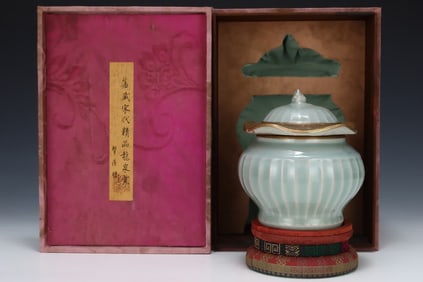 A Song Longquan kiln lotus leaf lid jar