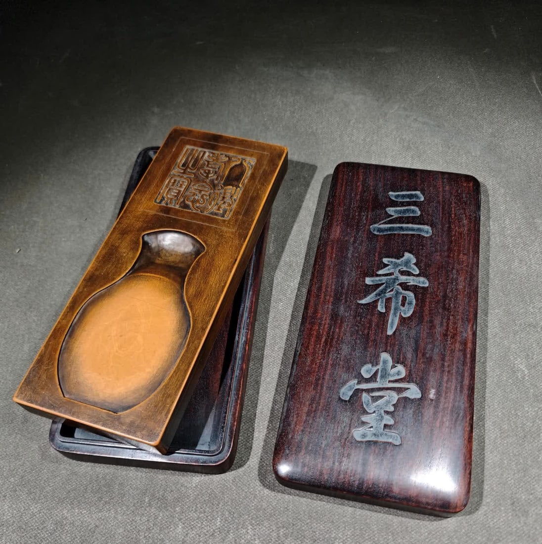 A Qing Dynasty ponderosa pine inkstone: The treasure of the Eight Expeditions of the Old Thoughts of Sanxitang ponderosa pine inkstone is engraved with a large seal (the treasure of the Eight Expeditions) vase-shaped inkstone, with a delica