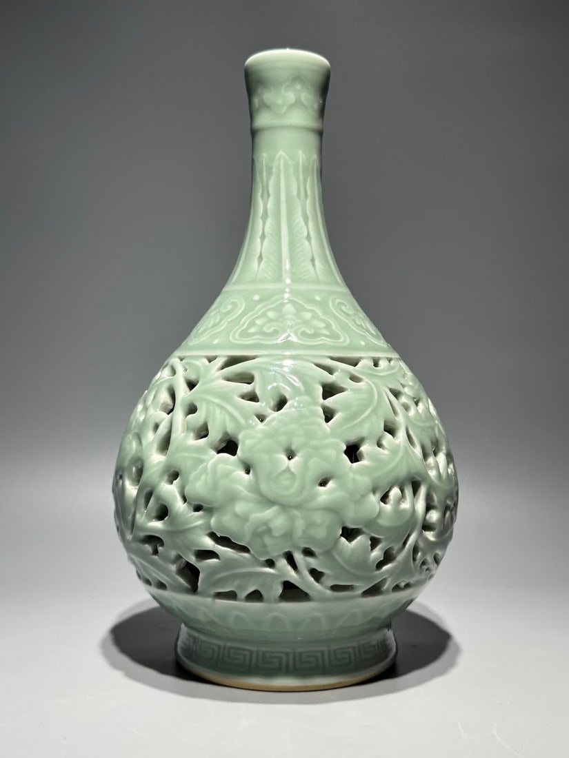 A Qing Qianlong bean celadon glaze hollow entwined lotus gall bottle: Qing Qianlong bean celadon glaze hollow entwined lotus gall bottle SIZE: Height 31cm width 17.3cm (The Dimensions Of All Batches Are Manually Measured.If You Need More Detailed Information, Please Con