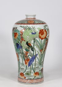 A five-colored gold-painted lotus leaf plum bottle made in the Kangxi Dynasty of the Qing Dynasty