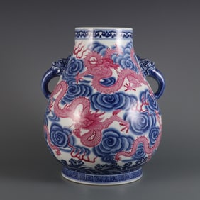 A blue and white with ruby red cloud dragon pattern double dragon ear statue made in the Qianlong