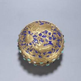 A piece of Qing Dynasty copper gilt inlaid lion roll hydrangea cover box