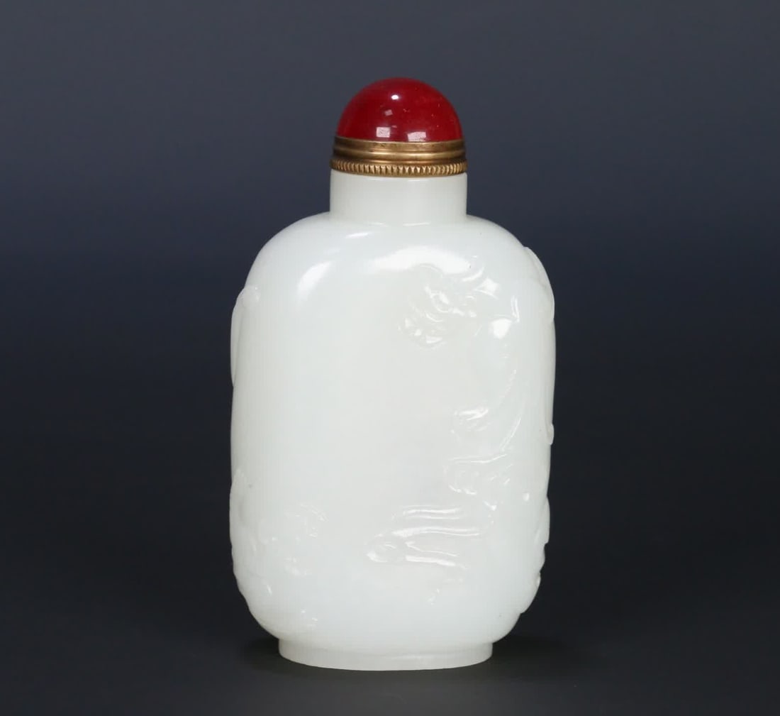 A piece of Qing Dynasty Hetian white jade dragon pattern snuff bottle (1 of 9)