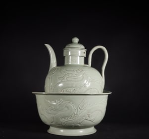 A Five Dynasties Yue kiln secret color celadon relief cloud dragon pattern warm wine pot