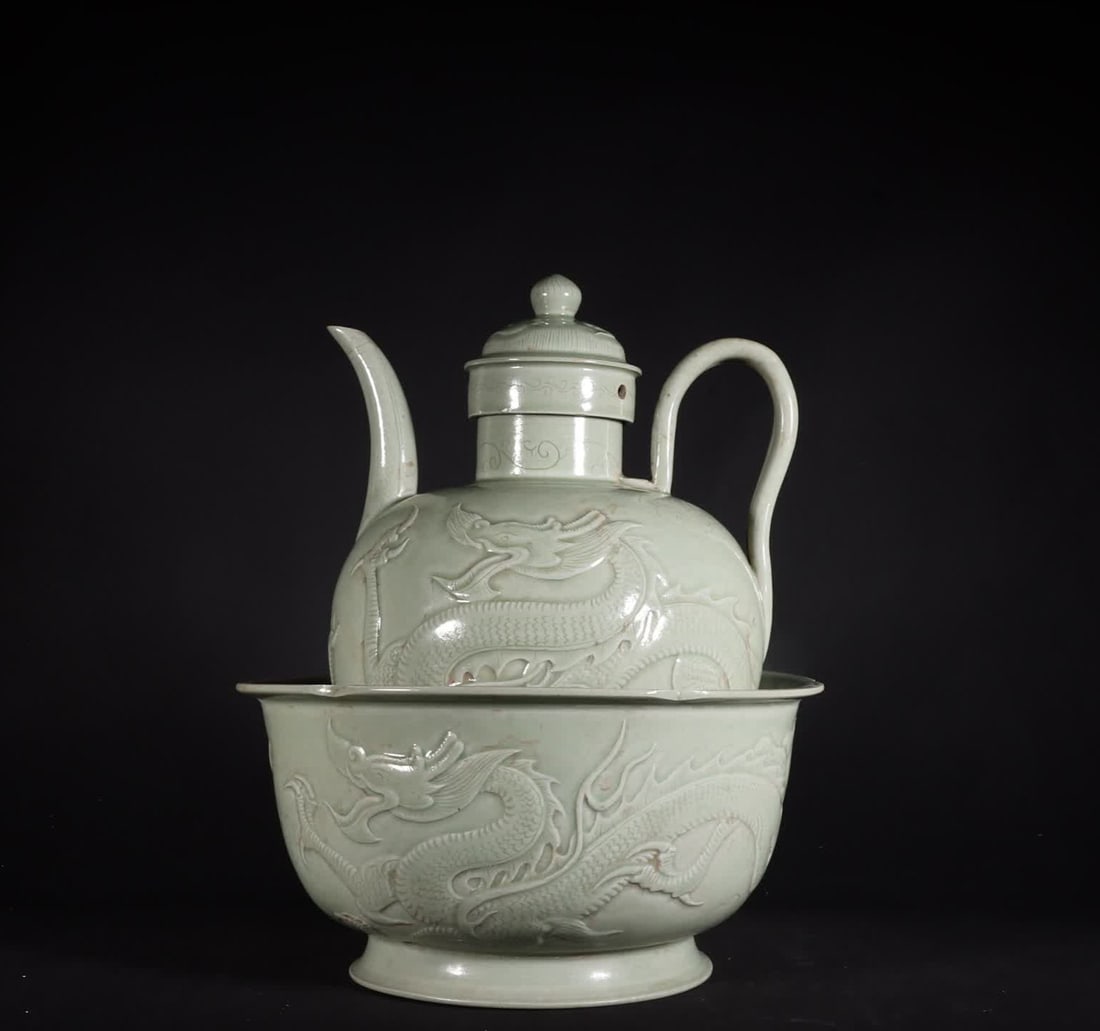 A Five Dynasties Yue kiln secret color celadon relief cloud dragon pattern warm wine pot: Five generations of Yue kiln secret color celadon relief cloud dragon pattern warm wine pot SIZE: Height 27cm width 22cm (The Dimensions Of All Batches Are Manually Measured.If You Need More Detailed