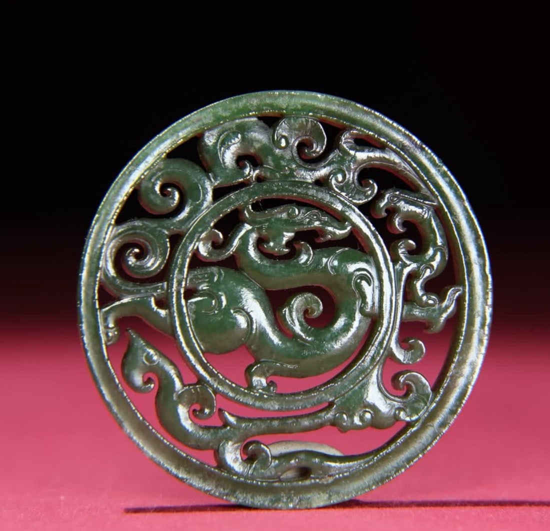 A Han Dynasty jasper hollow dragon jade: Han Dynasty jade hollow dragon jade SIZE: 56x4mm weighs 24g (The Dimensions Of All Batches Are Manually Measured.If You Need More Detailed Information, Please Contact Our Customer Service Before Biddi