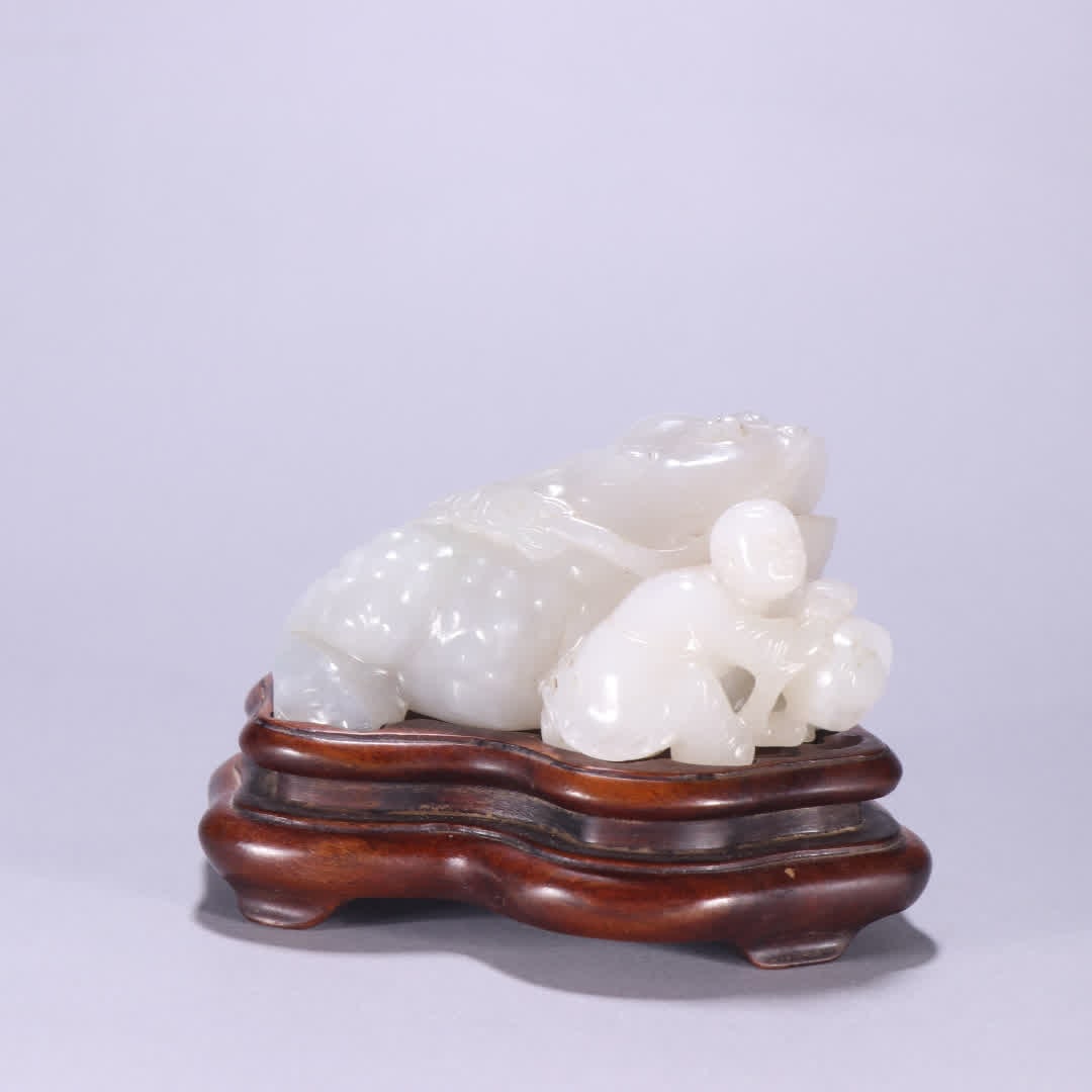 A piece of Qing Dynasty Hetian jade bangs play golden toad water bowl: Qing Dynasty Hetian jade bangs play golden toad water bowl SIZE: Height 4.2cm width 8.1cm Weight 240g (The Dimensions Of All Batches Are Manually Measured.If You Need More Detailed Information, Please