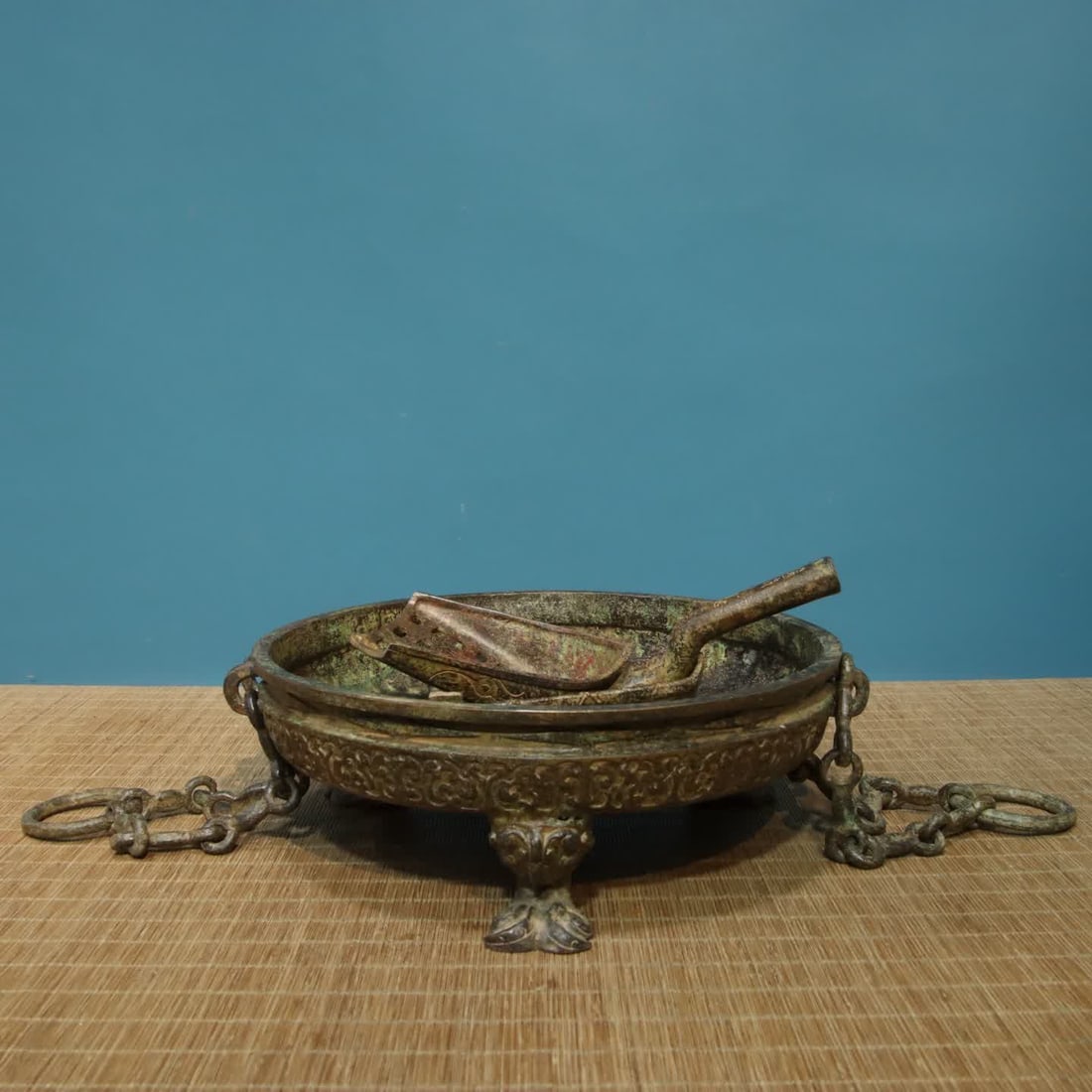 A piece of bronze - Zeng Hou Yi: Bronze - Zeng Hou Yi SIZE: Diameter 24.5cm Height 9cm Dustpan length 14cm width 11cm shovel length 21cm width 8.5cm Weight 3.15kg (The Dimensions Of All Batches Are Manually Measured.If You Need More