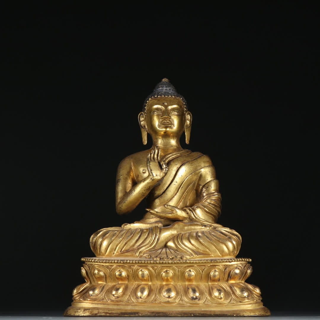A bronze gilt statue of Shakyamuni in the Ming Dynasty: Ming Dynasty copper gilt statue of Shakyamuni SIZE: Height 16.5cm width 12.4cm Weight 1320g (The Dimensions Of All Batches Are Manually Measured.If You Need More Detailed Information, Please Contact O