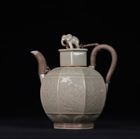 A piece of Song Dynasty Yaozhou kiln celadon carved flower button Bafang holding pot