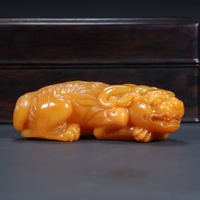 Qing Dynasty Tian Huang Rui beast paperweight and mahogany box combination