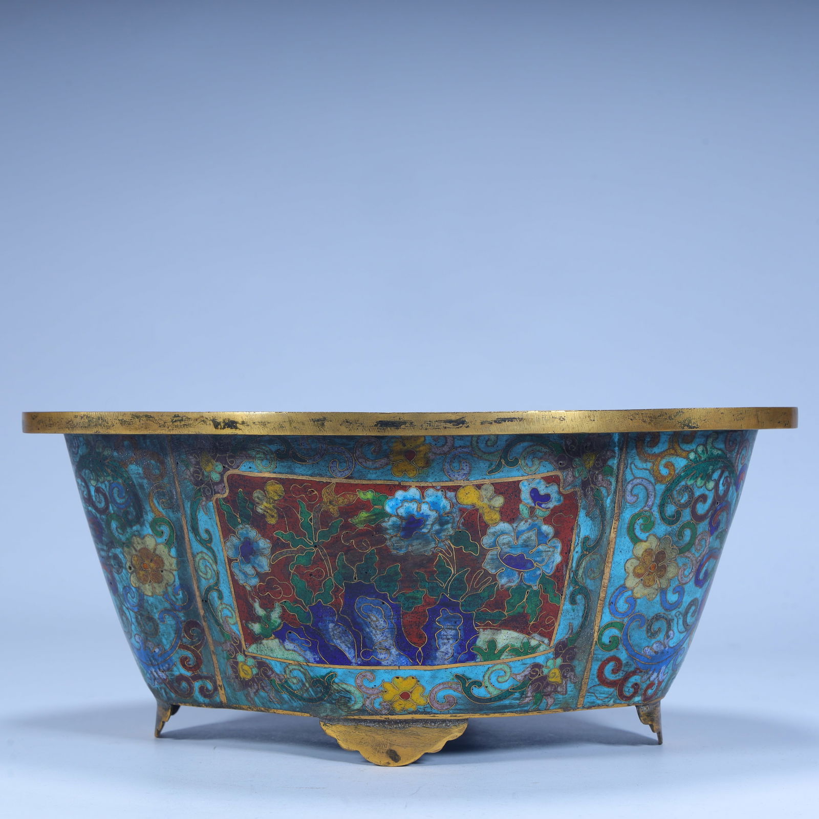 Qing Dynasty copper tire cloisonné enamel flower pattern flower pot: Qing Dynasty copper tire cloisonné enamel flower pattern flower pot Size: Height 11.5cm Length 26cm Width 19.5cm Weight 2.1kg (The Dimensions Of All Batches Are Manually Measured.If You Need More Det