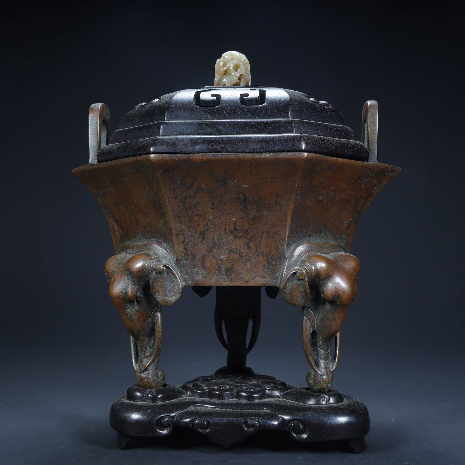 Qing Dynasty (Qianlong period) copper antique bronze color elephant foot Bafang aroma burner: Qing Dynasty (Qianlong period) copper antique bronze color elephant foot Bafang aroma burner Height 25cm, length 21.5cm, width 13.5cm, weight 2.8kg (The Dimensions Of All Batches Are Manually Measured