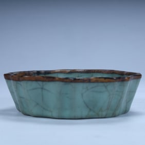 The official kiln is painted with gold and opened the flower mouth wash