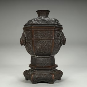 A Qing Dynasty copper tire dragon pattern with a lid