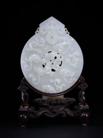A Qing Dynasty Hetian jade dragon inserted screen