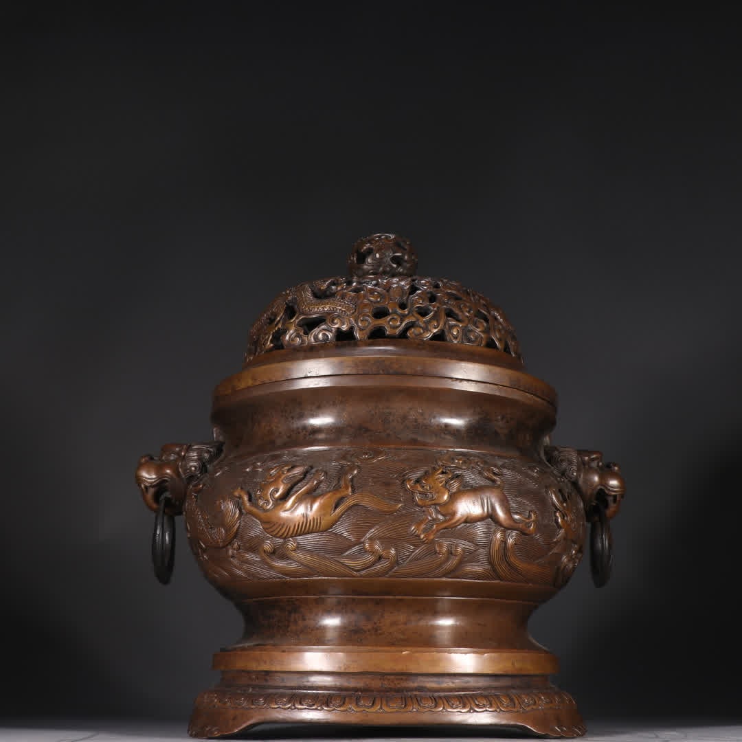 A Ming Dynasty Xuande copper tire double ear ring aroma diffuser: Ming Dynasty Xuande model copper tire double ear ring aromatherapy stove SIZE: Height 26.6cm, width 22.4cm, weight 7.9kg (The Dimensions Of All Batches Are Manually Measured.If You Need More Detailed
