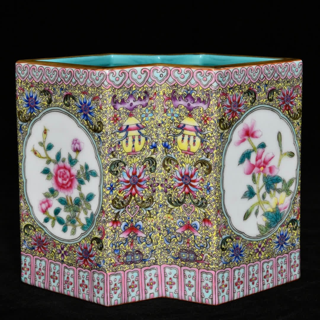 A Qing Qianlong Guyuexuan heavy industry pastel floral pattern special-shaped pen holder (1 of 9)