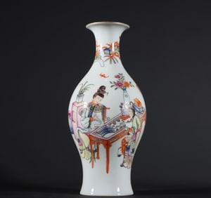 An olive vase of Yongzheng pastel figures in the Qing Dynasty
