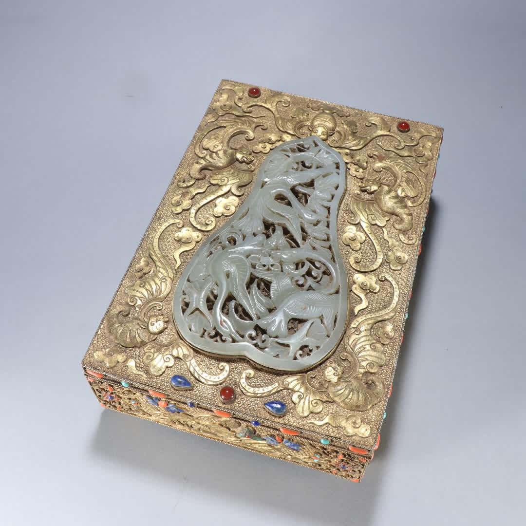 A copper gilt inlaid Hetian jade five-blessing longevity cover box: Copper gilt inlaid Hetian jade Wufu birthday cover box SIZE: Height 7.5cm width 23.2cm Weight 2505.2g (The Dimensions Of All Batches Are Manually Measured.If You Need More Detailed Information, Please