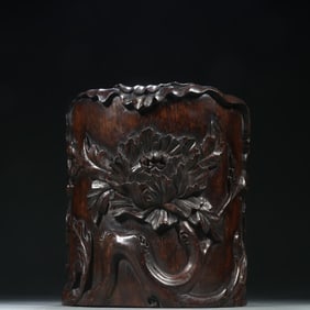 A Qing Dynasty agarwood pattern pen holder