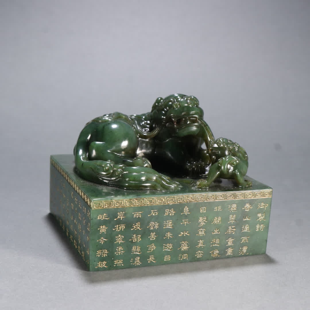 A jasper gold-painted child and mother beast button seal: Jasper gold-painted mother beast button seal SIZE: Height 9.6cm width 11.3cm Weight 2100.4g (The Dimensions Of All Batches Are Manually Measured.If You Need More Detailed Information, Please Contact O