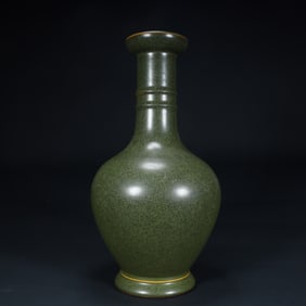Qing Qianlong tea powder glazed long-necked bottle