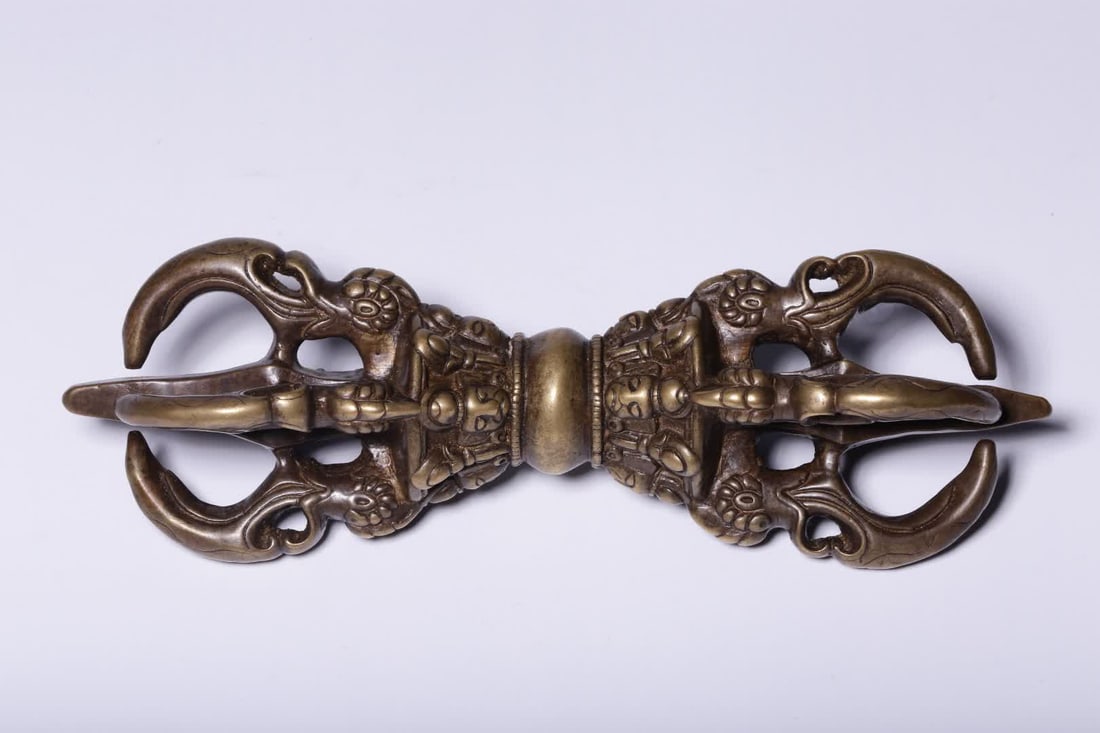 A Qing Dynasty copper vajra: Qing Dynasty copper vajra SIZE: Length 21cm width 5cm Weight 1013g (The Dimensions Of All Batches Are Manually Measured.If You Need More Detailed Information, Please Contact Our Customer Service Befor