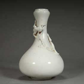 A white porcelain dragon vase from the Dehua kiln in the late Ming and early Qing dynasties