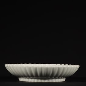 A Qing Yongzheng blue and white dragon pattern chrysanthemum petal pattern plate