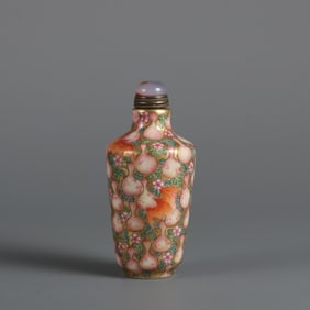 A Qing Qianlong period gold background pastel Fushou pattern snuff bottle