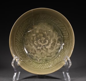 A fragment of the Northern Song Dynasty jacquard Yaozhou kiln