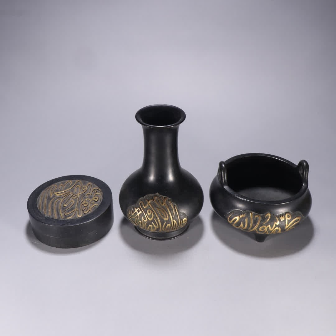 A set of Qing Dynasty copper tire gilt Awen furnace bottle box: A set of Qing Dynasty copper-tired gilt Arwen furnace bottle box SIZE: Bottle height 15cm width 9.8cm weight 753.8g furnace height 8cm width 12cm weight 830g box height 3.3cm width 10cm weight 405.8g