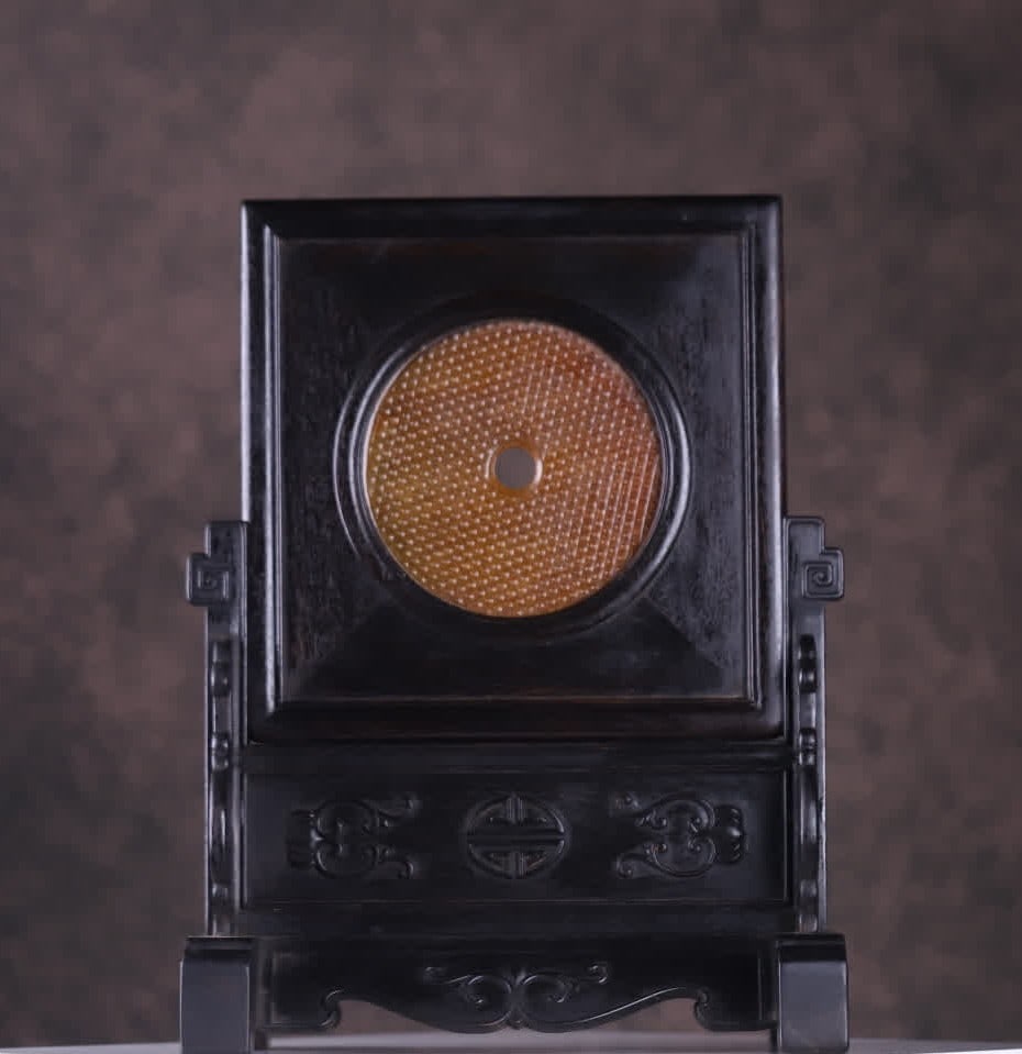 A Qing Dynasty rosewood inlaid with high ancient jade cattail pattern inserts: The Qing Dynasty rosewood inlaid with high ancient jade cattail pattern screen is framed by rare rosewood, and the center of the screen is inlaid with ancient jade cattail pattern jade in the Warring