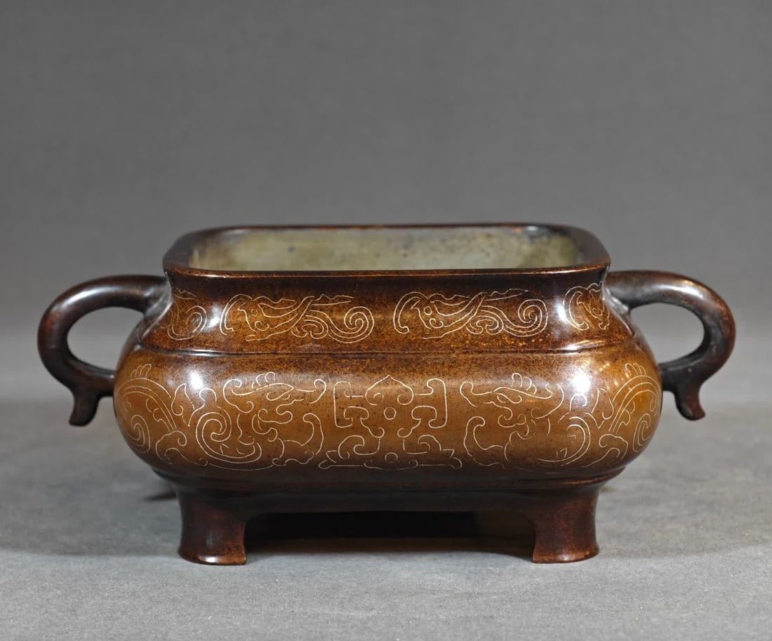 A square halberd ear stove: The four-sided halberd ear furnace is cast in copper, the copper is exquisite, the furnace body is embedded with silver wire, the process is exquisite, and the pulp is round SIZE: Ear width 20cm heigh